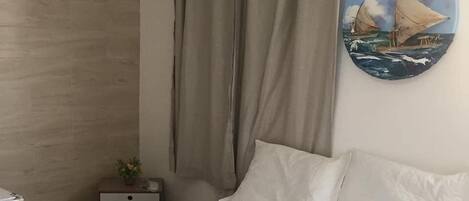 Quarto casal ou duplo standard | Roupas de cama antialérgicas, frigobar, cortinas blackout