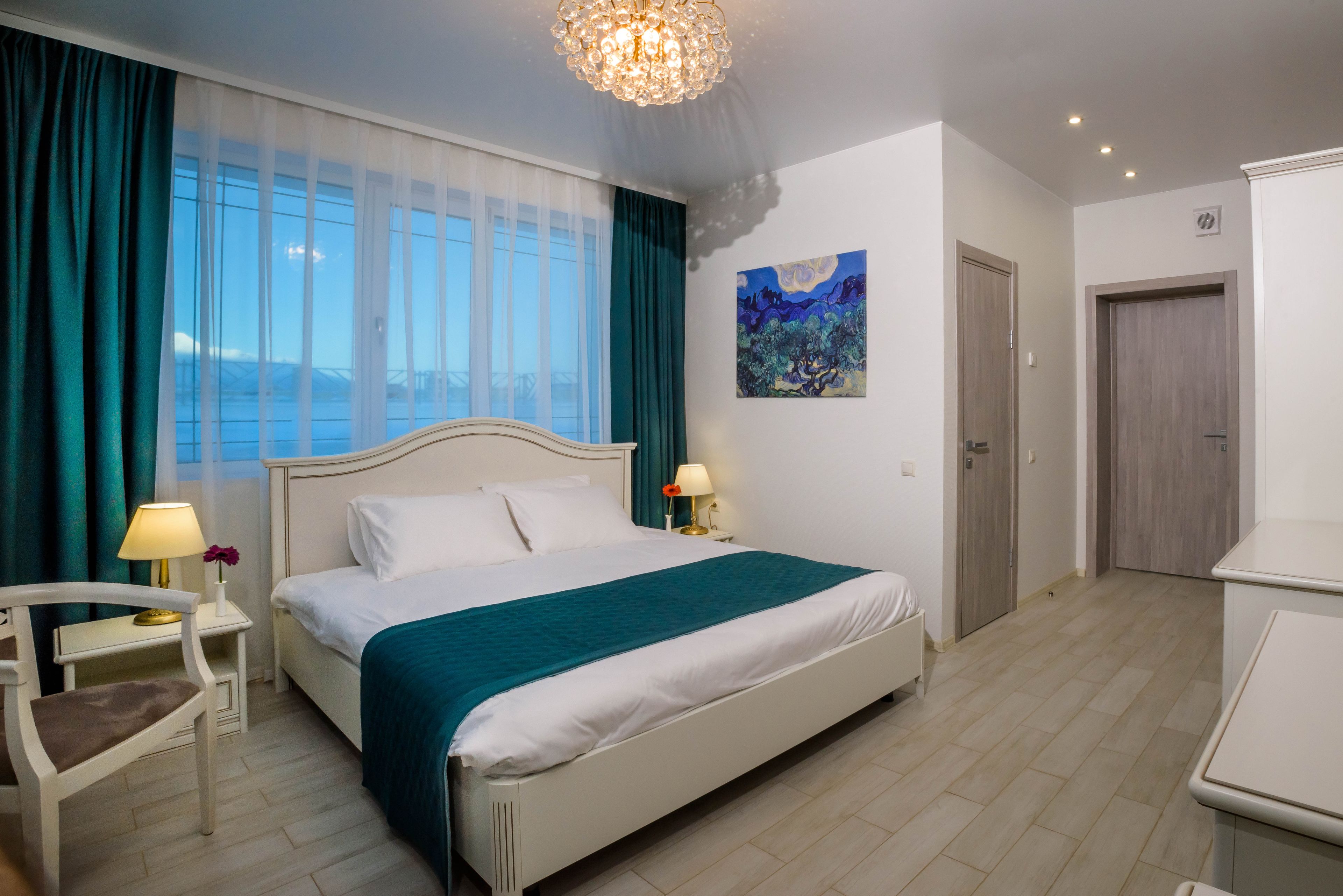 Premium bedding, in-room safe, desk, free WiFi