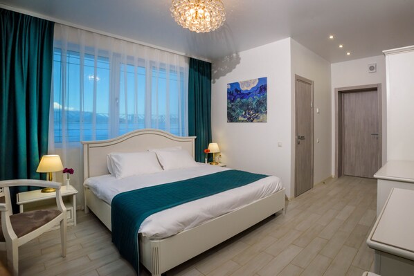 Luksushuoneisto | Ylelliset vuodevaatteet, tallelokero huoneessa, työpöytä, ilmainen Wi-Fi