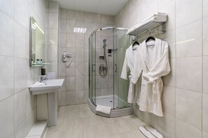ฝักบัว, ของใช้ในห้องน้ำฟรี, ไดร์เป่าผม, เสื้อคลุมอาบน้ำ