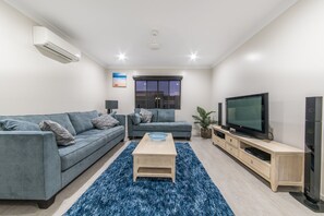 Design-Haus, 3 Schlafzimmer, eigener Pool | Wohnbereich | Smart-TV, DVD-Player