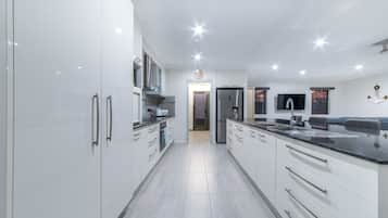 Design House, 3 Bedrooms, Private Pool | Dapur peribadi | Peti sejuk/penyejuk beku saiz penuh, ketuhar gelombang mikro, ketuhar
