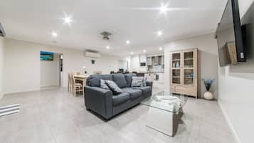 Design House, 3 Bedrooms, Private Pool | Ruang tamu | TV Pintar, pemain DVD