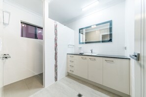 Design-hus - 3 soveværelser - privat pool | Badeværelse | Bruser, hårtørrer, håndklæder