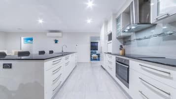 Design House, 3 Bedrooms, Private Pool | Private kitchen | Full-sized fridge, microwave, oven, stovetop