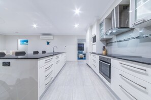 Refrigerador con freezer, microondas, horno, placa de cocina