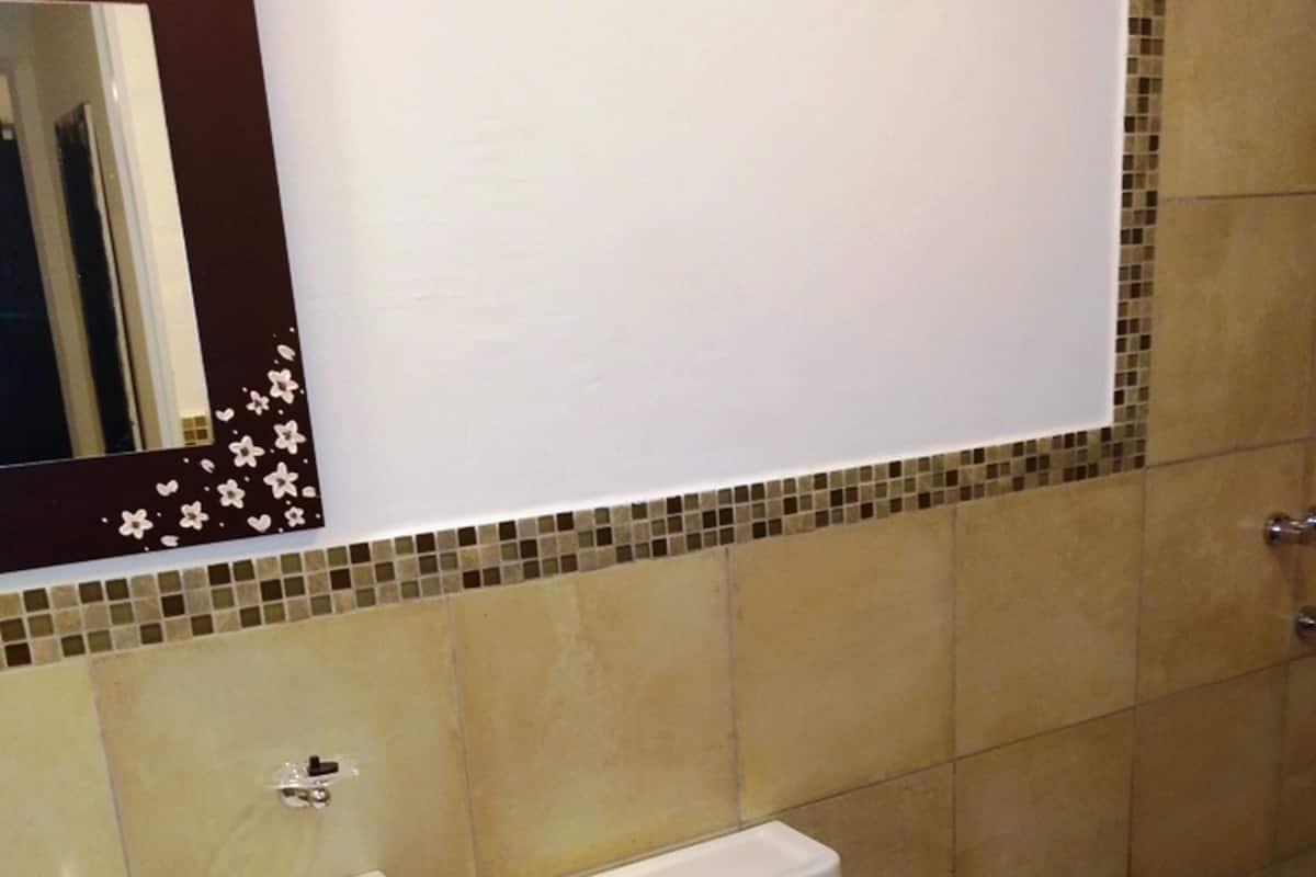 Shower, kloset, dan handuk
