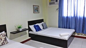 Escritorio, wifi gratis y ropa de cama