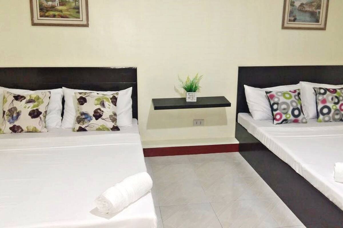 Quarto família | Escrivaninha, Wi-Fi de cortesia, roupa de cama