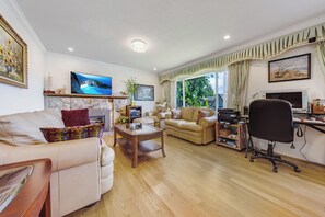 32-inch LED TV with digital channels, TV, Netflix