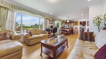 32-inch LED TV with digital channels, TV, Netflix