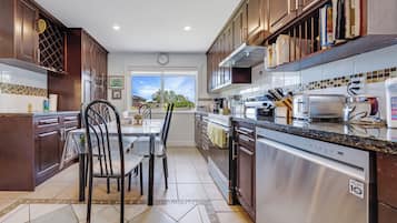 Full-sized fridge, microwave, oven, stovetop