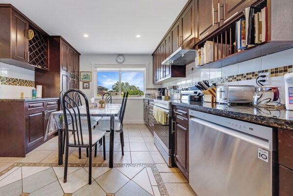 Full-size fridge, microwave, oven, stovetop