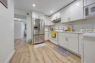 Frigorífico grande, microondas, horno y placa de cocina