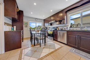 Full-sized fridge, microwave, oven, stovetop - Quite House near Vancouver Airport (Richmond)