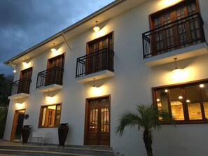 Front of property - evening/night - Pousada Maria Monteiro (Tiradentes)