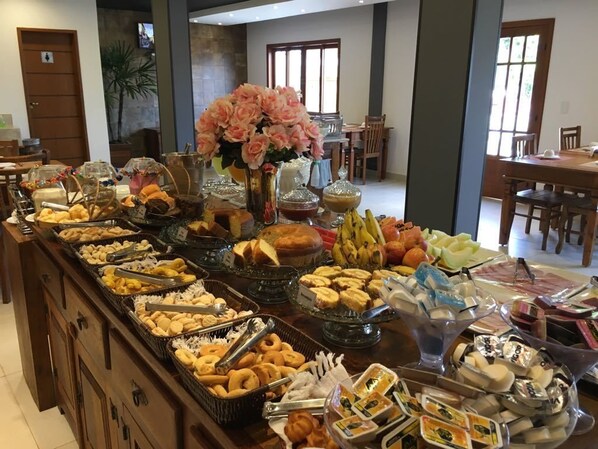 Free daily full breakfast - Pousada Maria Monteiro (Tiradentes)