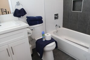 Combined shower/bathtub, towels