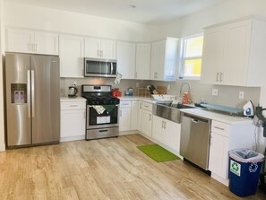 Full-sized fridge, microwave, oven, stovetop