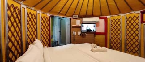 Deluxe King Mongolian Yurt | Cortinas blackout, tabla de planchar con plancha y wifi gratis