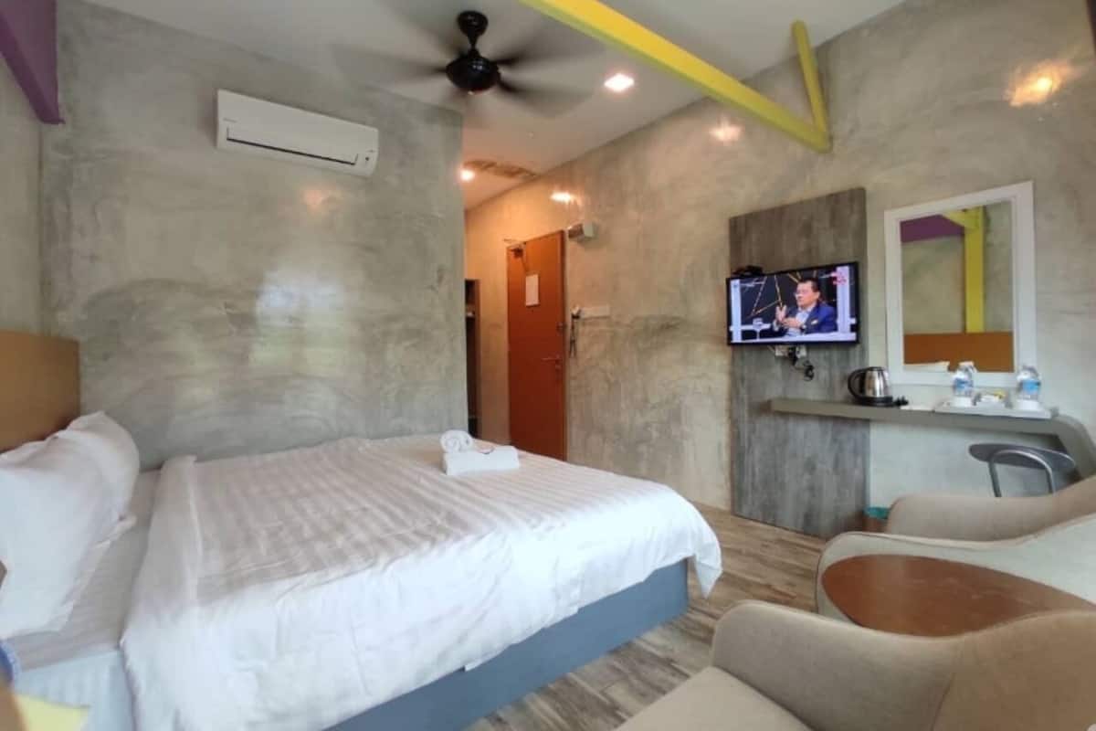 Superior King Room With Jacuzzi | 1 bedroom, blackout drapes, iron/ironing board, free WiFi