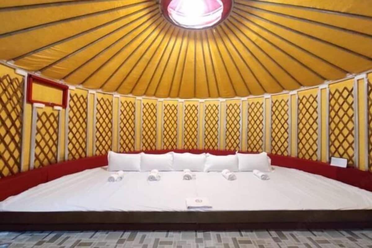 1 bedroom, blackout drapes, iron/ironing board, free WiFi