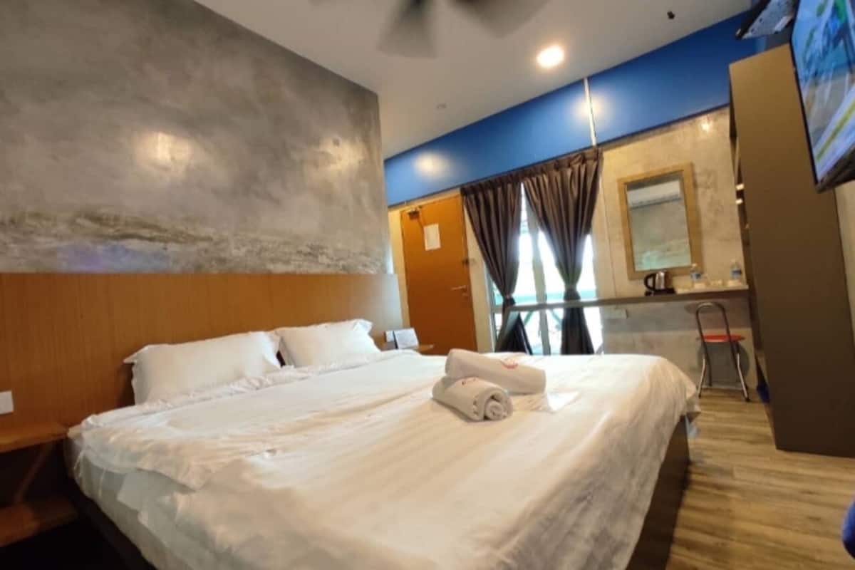 Standard Room, 1 King Bed (King With Window) | 1 bedroom, blackout drapes, iron/ironing board, free WiFi