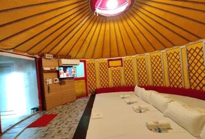 Superior Deluxe Family Mongolian Yurt | Cortinas blackout, tabla de planchar con plancha y wifi gratis 