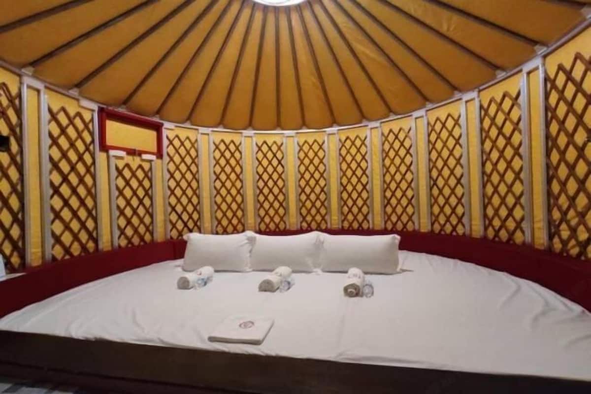 1 bedroom, blackout drapes, iron/ironing board, free WiFi