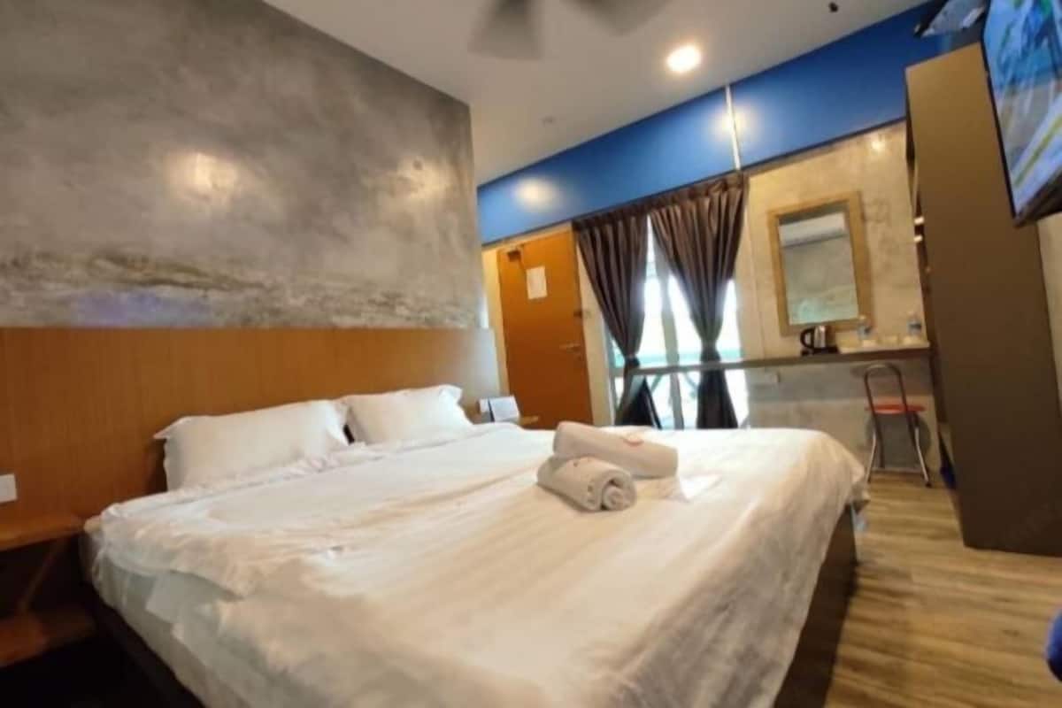 1 bedroom, blackout drapes, iron/ironing board, free WiFi