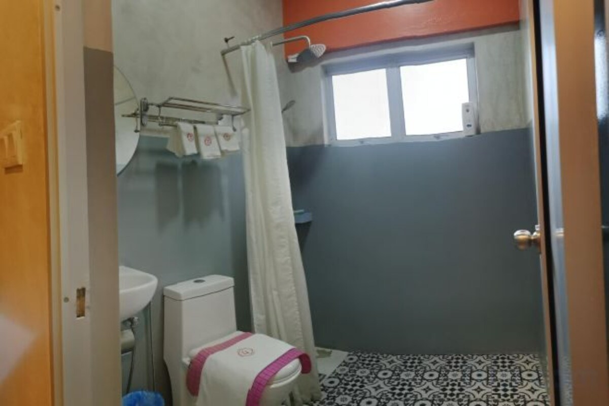 Banheiro | Produtos de toalete grátis, secador de cabelo, chinelos, bidê