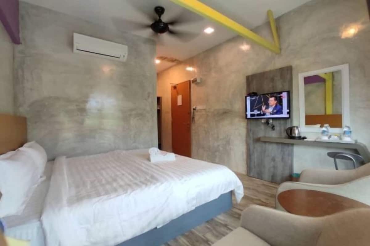 1 bedroom, blackout drapes, iron/ironing board, free WiFi