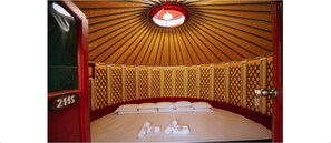 Tent (Mongolian Yurt 5 Pax) | Verduisterende gordijnen, een strijkplank/strijkijzer, gratis wifi
