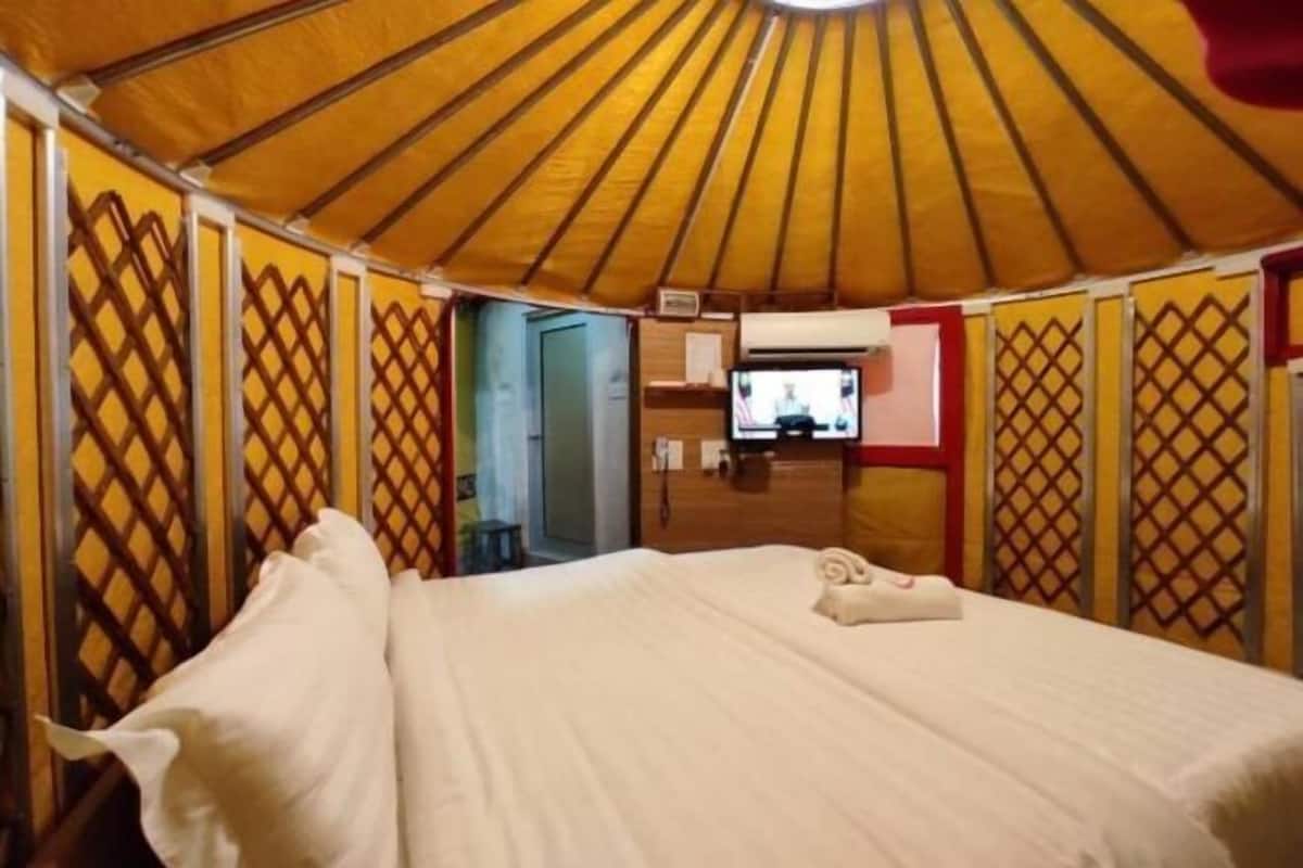 1 bedroom, blackout drapes, iron/ironing board, free WiFi