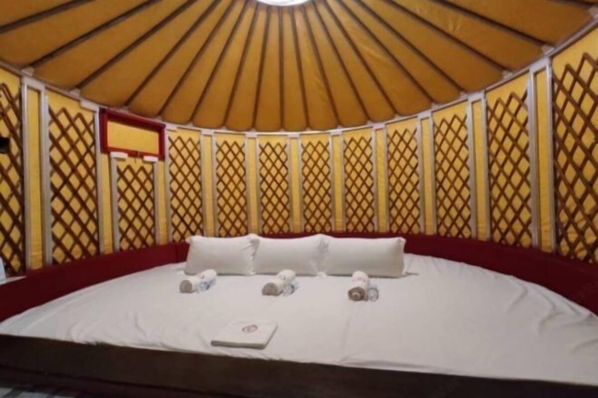 1 bedroom, blackout drapes, iron/ironing board, free WiFi
