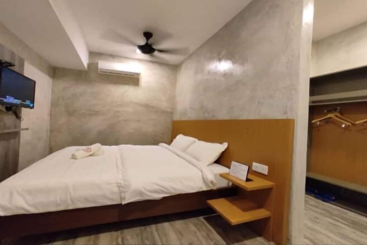 1 bedroom, blackout drapes, iron/ironing board, free WiFi