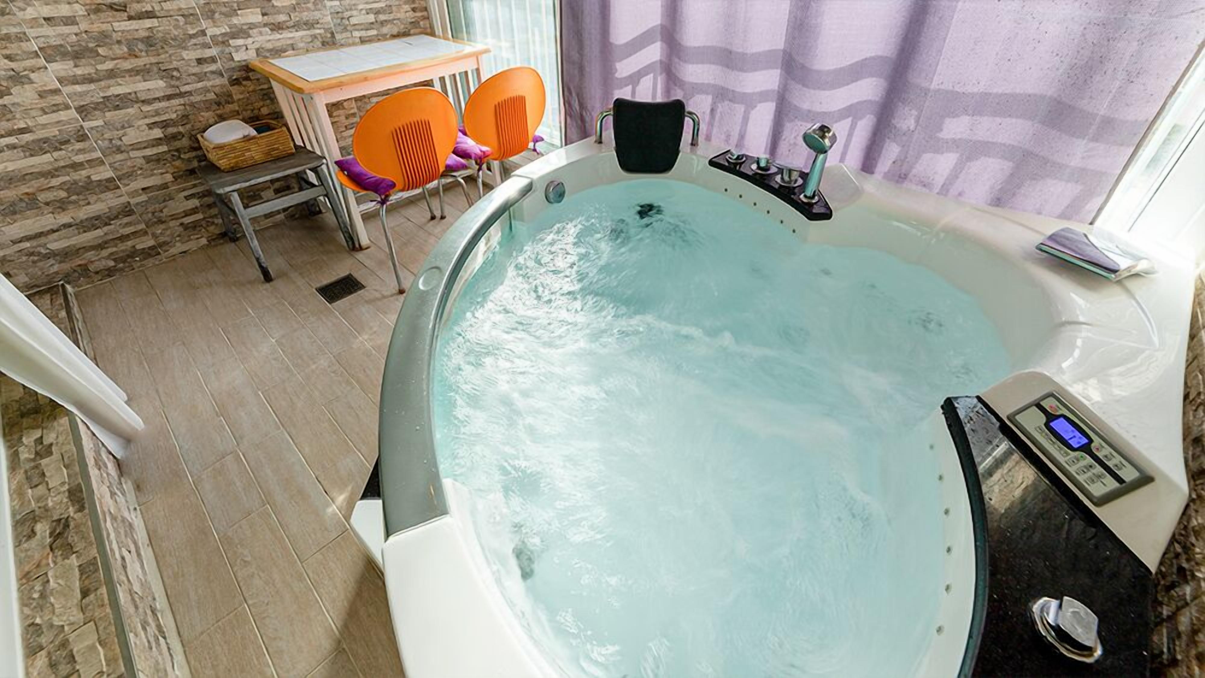 Room (Spa) | Private spa tub