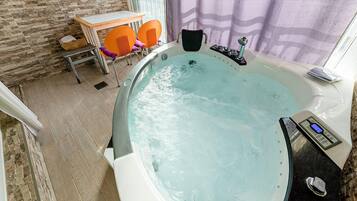 Room (Spa) | Private spa tub