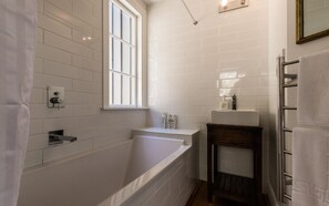 House, 3 Bedrooms, Ocean View | Bathroom | Separate tub and shower, deep soaking tub, free toiletries, hair dryer - Circular Bay (Waiheke Island)
