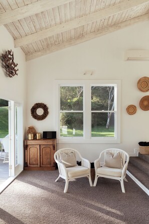 Flat-screen TV - Circular Bay (Waiheke Island)