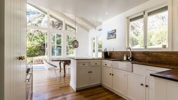 Rumah, 3 kamar tidur, pemandangan samudra | Dapur pribadi | Lemari es, microwave, oven, dan kompor