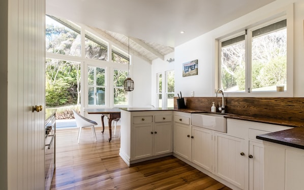 House, 3 Bedrooms, Ocean View | Private kitchen | Fridge, microwave, oven, stovetop - Circular Bay (Waiheke Island)