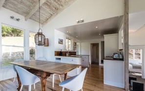 House, 3 Bedrooms, Ocean View | In-room dining - Circular Bay (Waiheke Island)