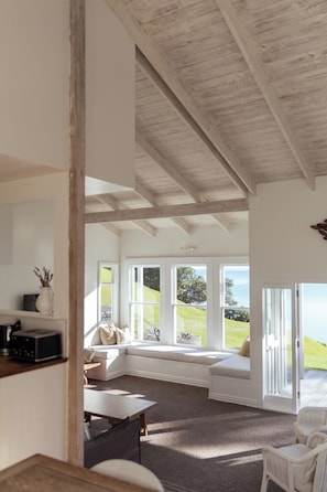 Flat-screen TV - Circular Bay (Waiheke Island)