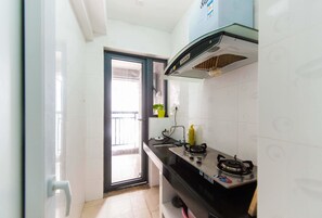 Refrigerador, placa de cocina, tetera/pava eléctrica