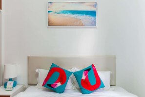 Escritorio, cortinas blackout, wifi gratis y ropa de cama 