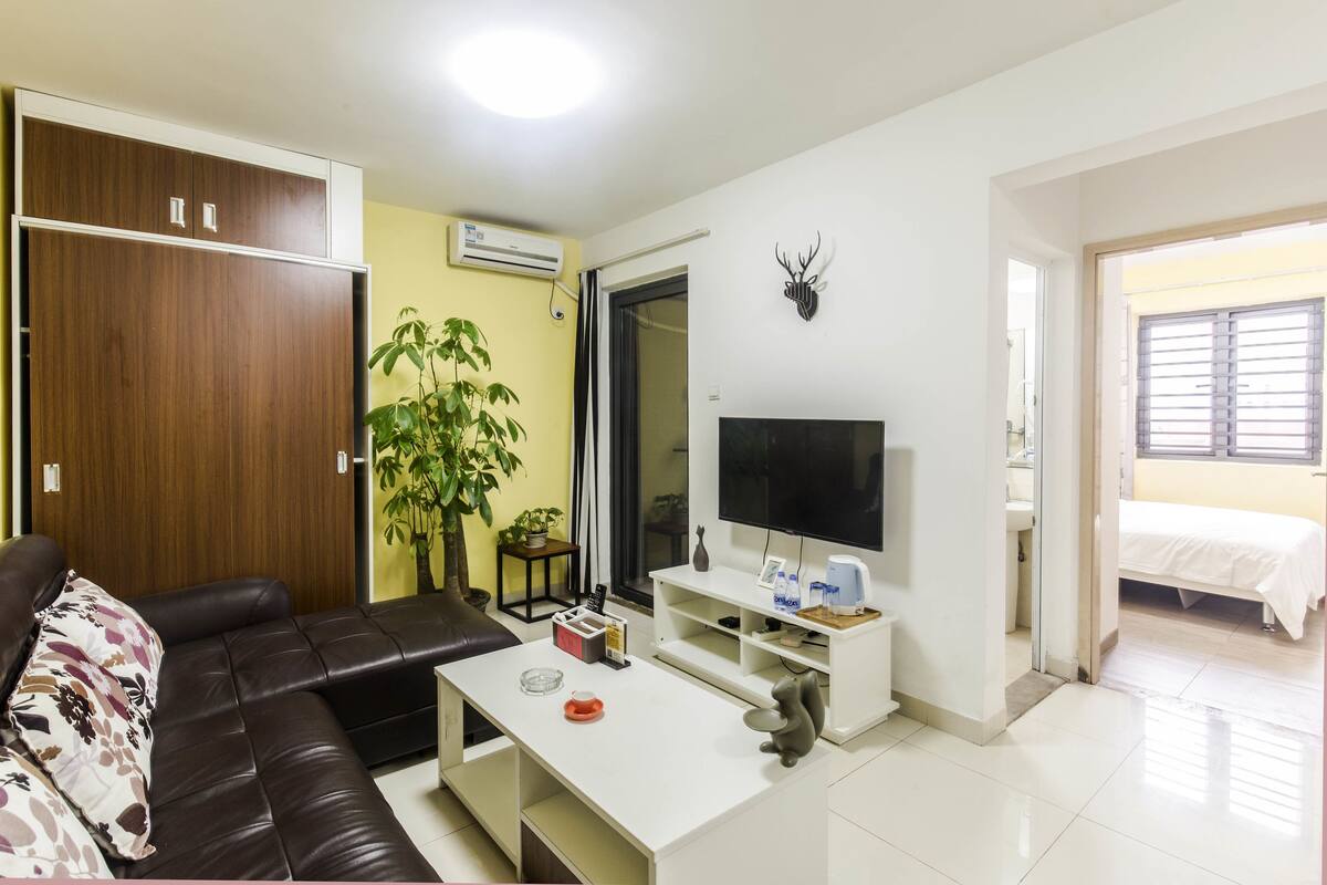 Business Suite | Desk, blackout drapes, WiFi (free), bed sheets