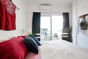 Suite studio exécutive, 1 très grand lit, non-fumeur, vue sur la ville | Coffre-fort, décor unique, ameublement unique, bureau