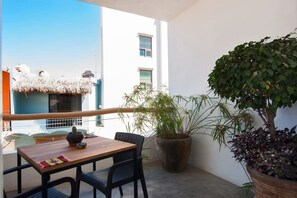 Executive Studio Suite, 1 King Bed, Non Smoking, City View | In-room safe, individually decorated, individually furnished, desk - Casa Nayar (Sayulita)