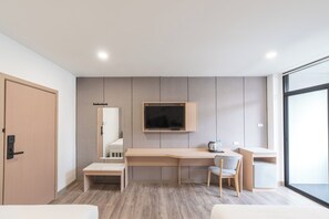 デスク、遮光カーテン、WiFi (無料)、ベッドシーツ